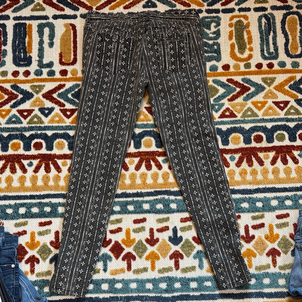 Stylish Gray Patterned Women's Pants - Picture 3 of 3